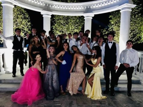 Mrs. Dickstein-Hughes and members of the Class of 2021 strike a pose outside the Mansion 